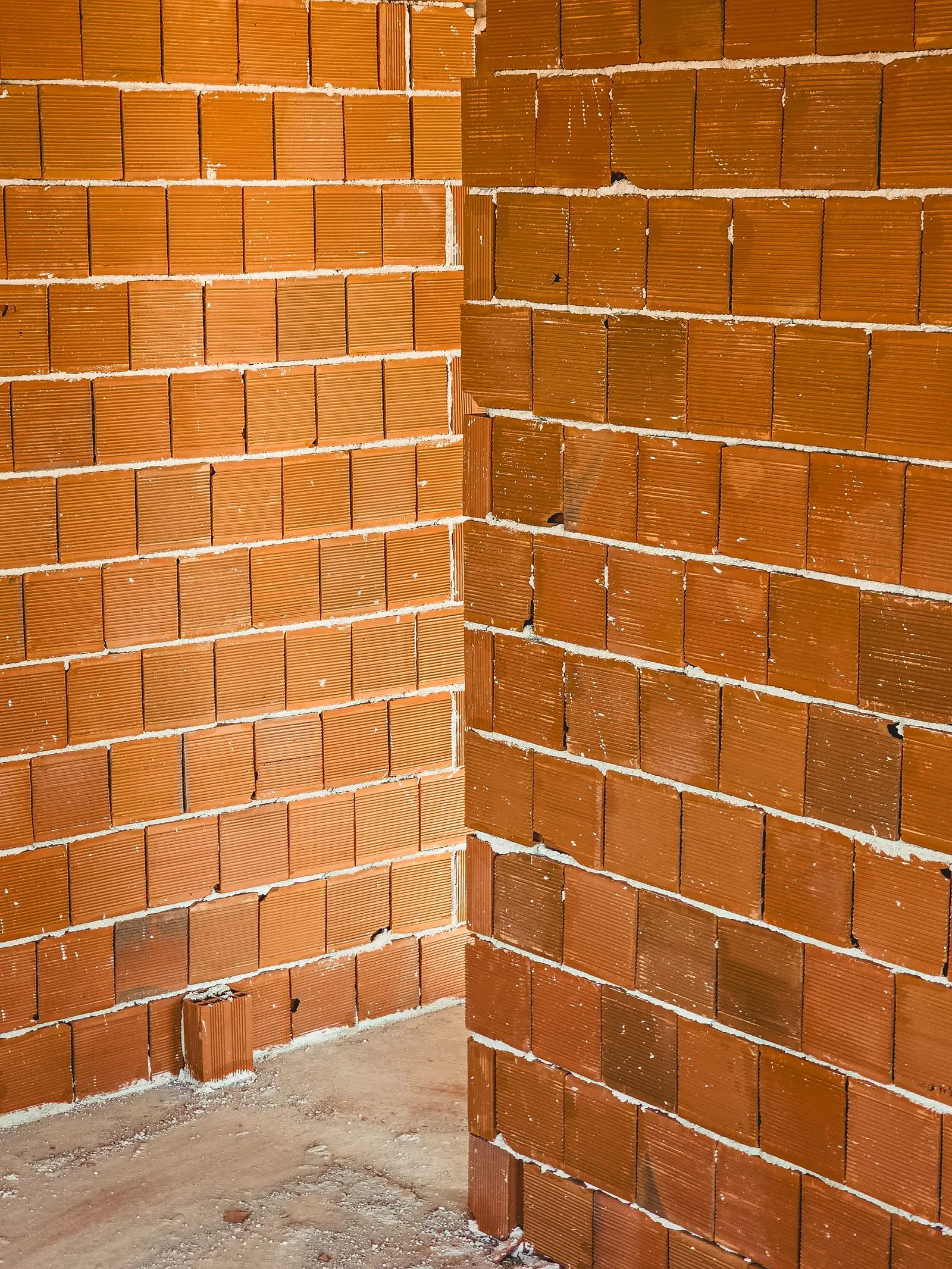 Pereți din blocuri ceramice proaspăt zidiți, la colțul unei încăperi de pe un șantier de casă.