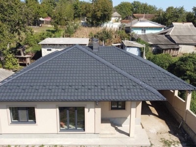 Acoperiș în patru ape pe casă la parter