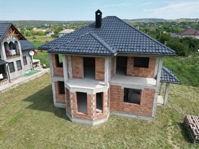 Acoperiș montat peste structură la roșu