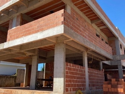 Casă cu trei niveluri, cadre din beton armat