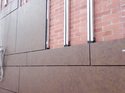 Fațadă ventilată cu plăci ceramice pe structură metalică