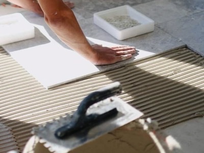Montaj plăci ceramice pe pardoseală