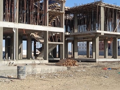 Două corpuri cu cadre din beton armat, în paralel
