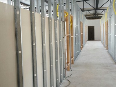 Compartimentări pe structură metalică într-o hală