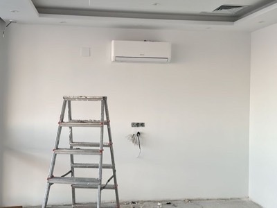 Tavan suspendat cu lumină ascunsă și climatizare