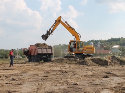 Excavare și evacuare pământ de pe amplasament